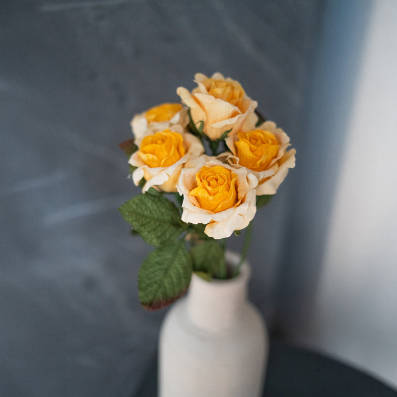 Rose Lady en papier jaune