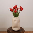 Tulipes artificielles rouges, détail des tiges et feuilles vertes - Flowrette