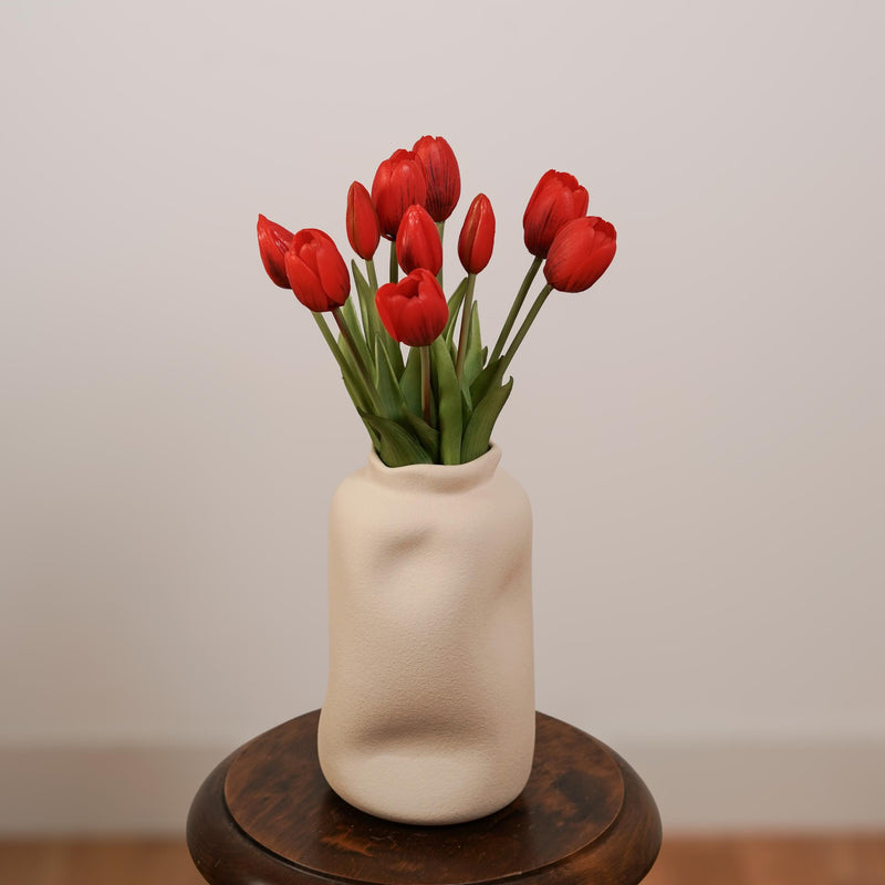 Tulipes artificielles rouges, détail des tiges et feuilles vertes - Flowrette