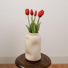 Botte de tulipes rouges artificielles présentée dans un vase - Flowrette
