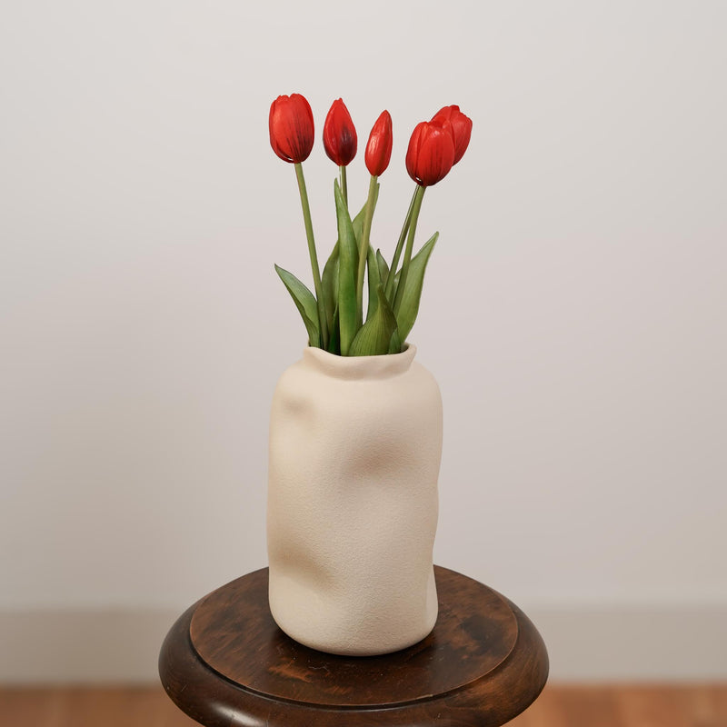 Botte de tulipes rouges artificielles présentée dans un vase - Flowrette