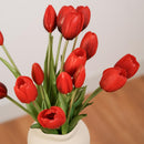 Tulipes artificielles rouges, gros plan sur les pétales satinés - Flowrette