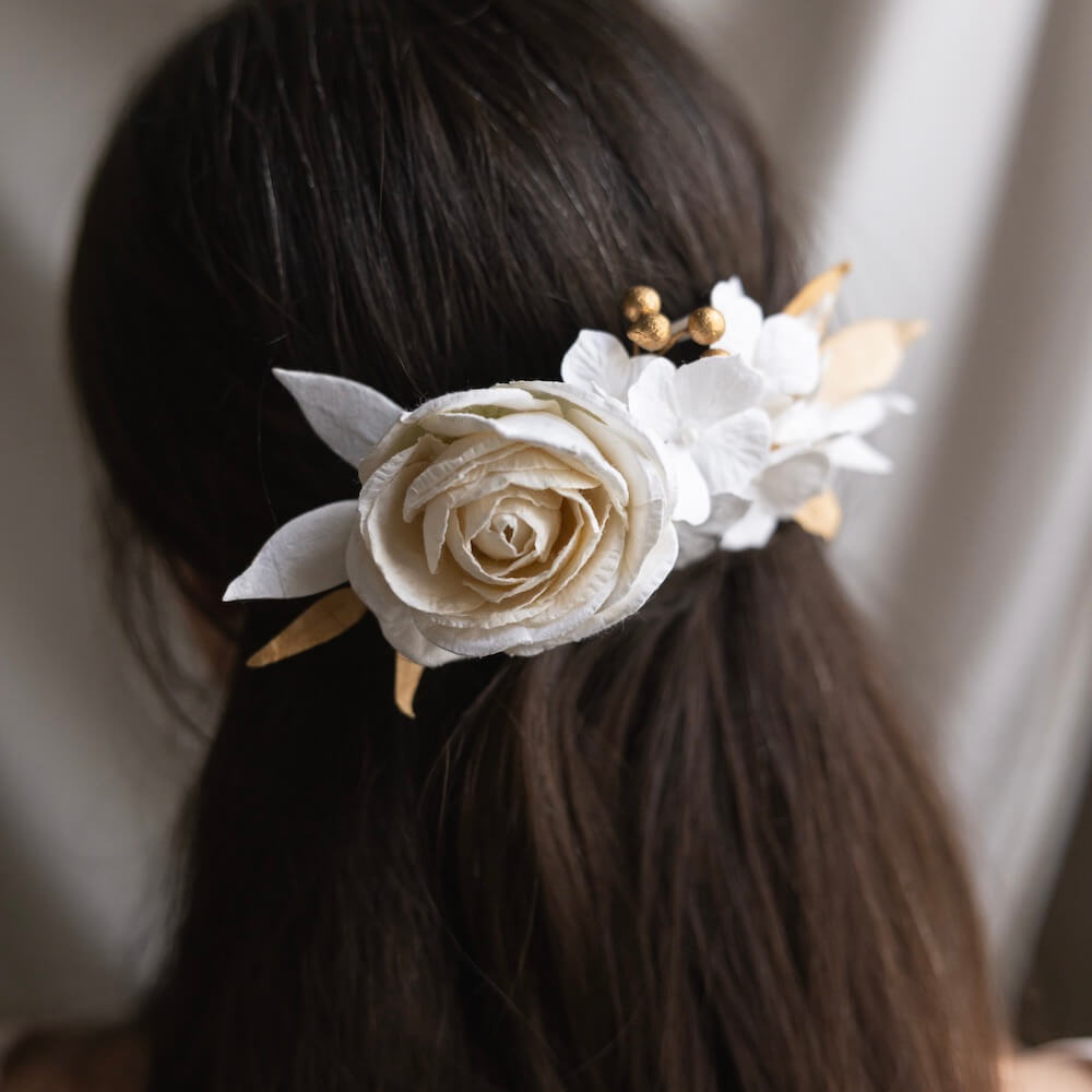 accessoire-cheveux-mariage-fleurs-en-papier-peigne-dore