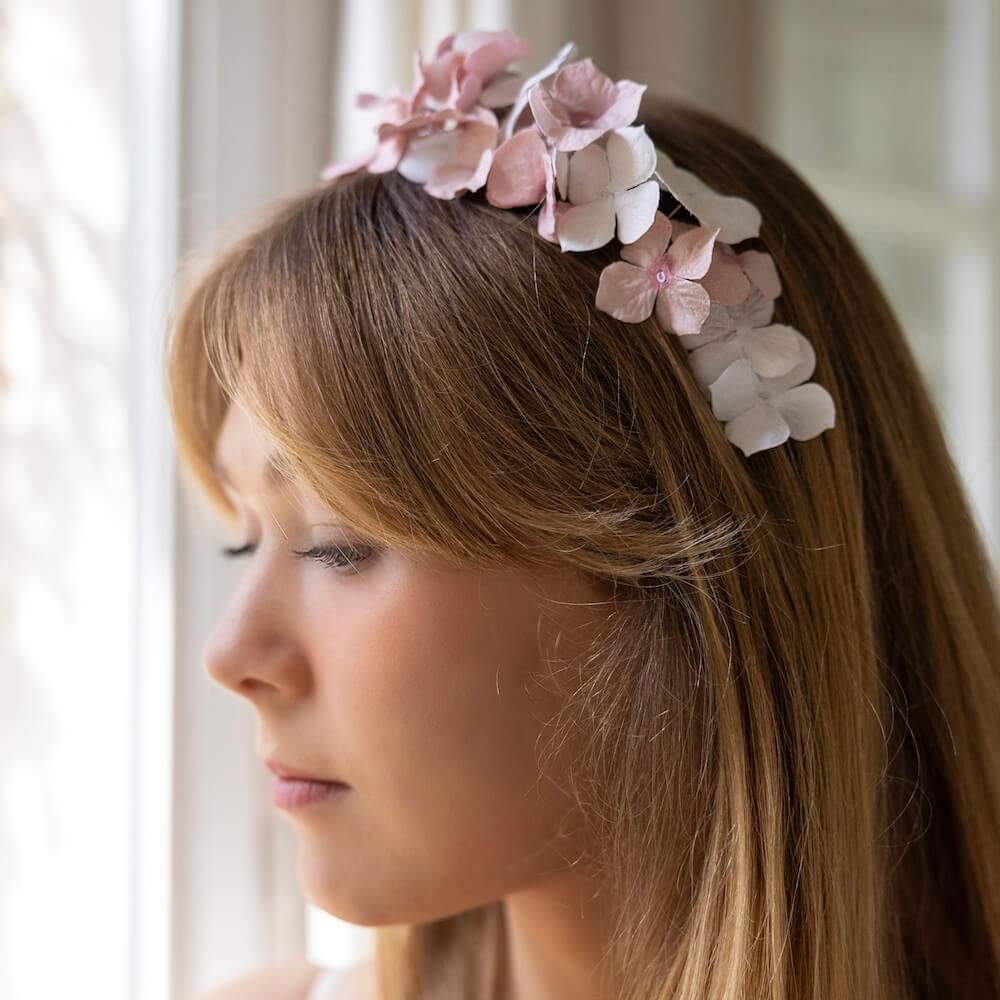 Serre-tête en papier blanc et rose, mise en situation coiffure de mariage - Flowrette