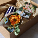 Coffret cadeau bleu avec fleurs en papier, vue d'ensemble - Flowrette