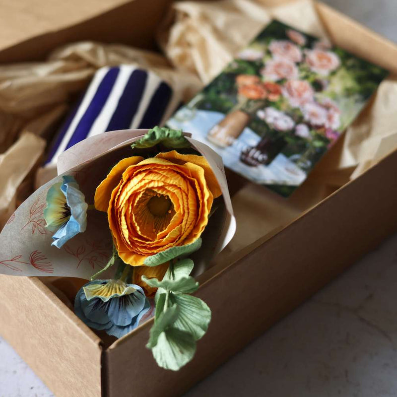 Coffret cadeau bleu avec fleurs en papier, vue d'ensemble - Flowrette
