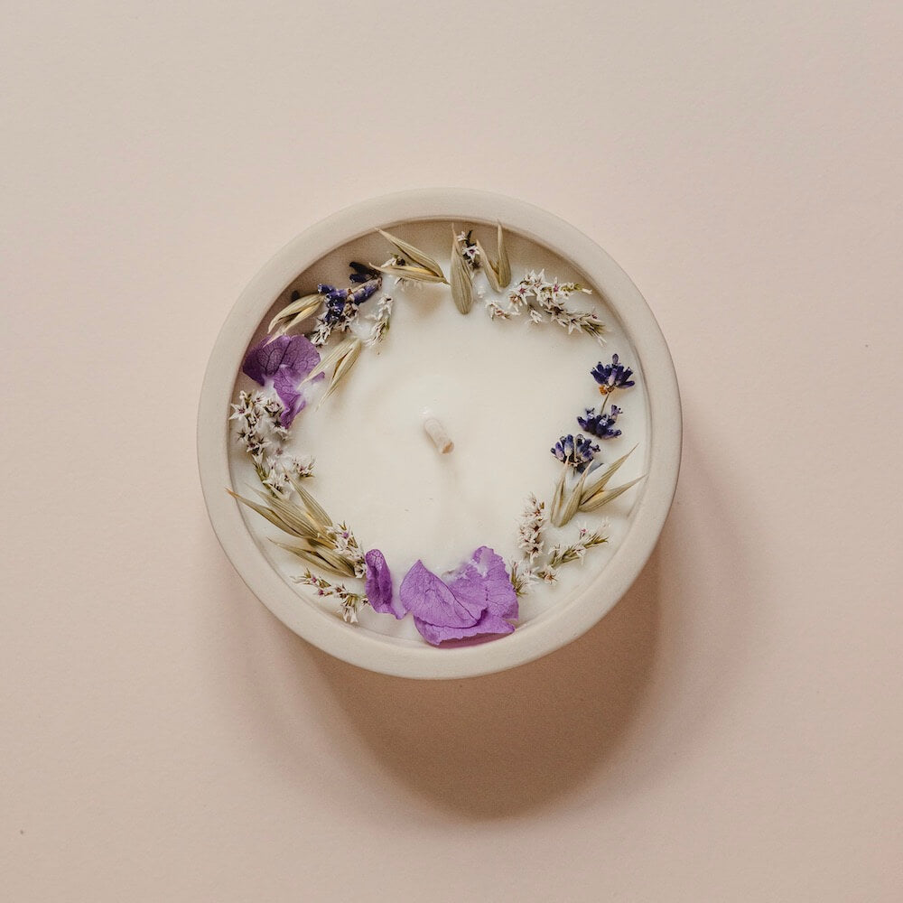 Bougie fleurie parfumée au lavandin décorée de fleurs séchées, vue d'ambiance - Flowrette