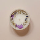 Bougie fleurie parfumée au lavandin décorée de fleurs séchées, vue d'ambiance - Flowrette