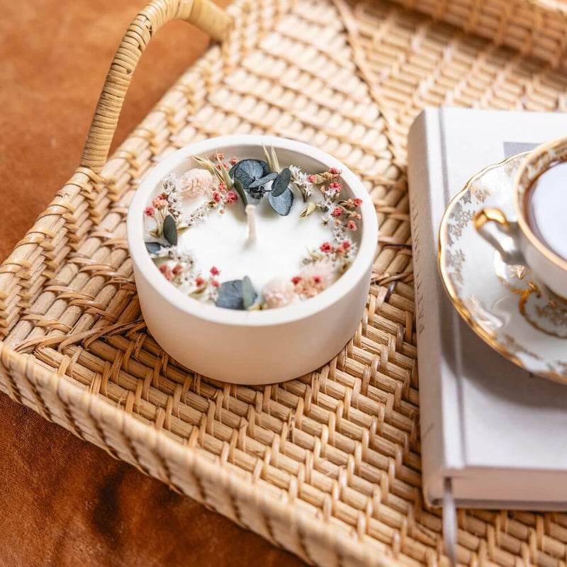 Bougie parfumée menthe et basilic en cire de soja, vue rapprochée - Flowrette