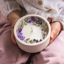 Bougie fleurie au lavandin artisanale en cire de soja, vue en situation - Flowrette