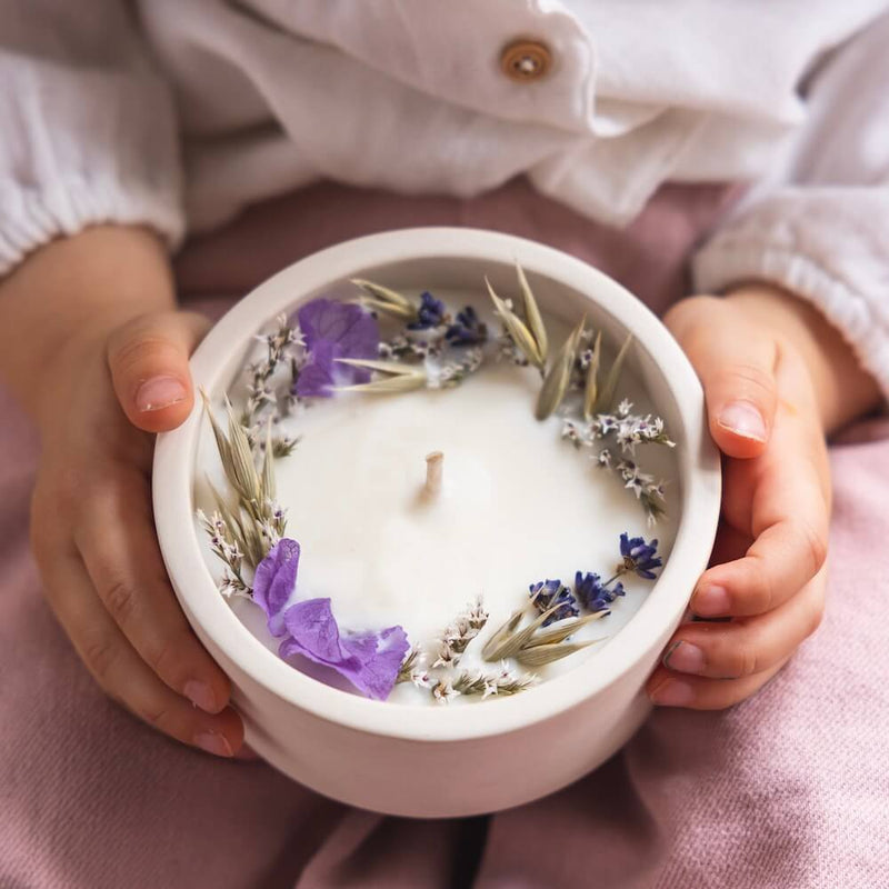 Bougie fleurie au lavandin avec fleurs séchées naturelles, vue de face - Flowrette
