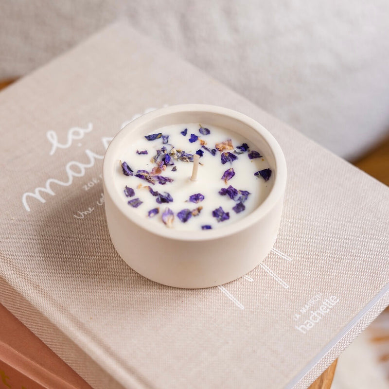 Bougie fleurie au lilas en cire de soja, vue rapprochée - Flowrette