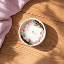 Bougie fleurie mûre et myrtille décorée de fleurs séchées, vue de face - Flowrette