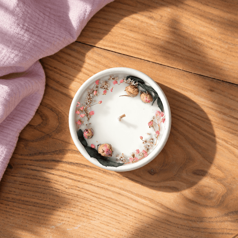 Bougie fleurie mûre et myrtille décorée de fleurs séchées, vue de face - Flowrette