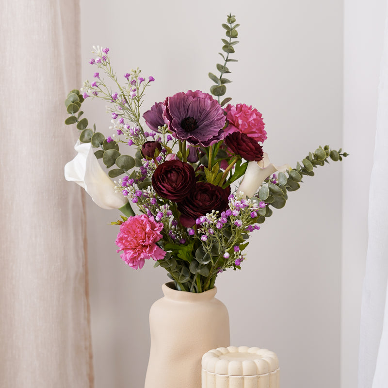 Bouquet de fleurs artificielles Emeline, vue de la composition dans un grand vase élégant - Flowrette