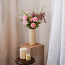 Bouquet de fleurs artificielles Salomé, vue de la composition dans un grand vase élégant - Flowrette