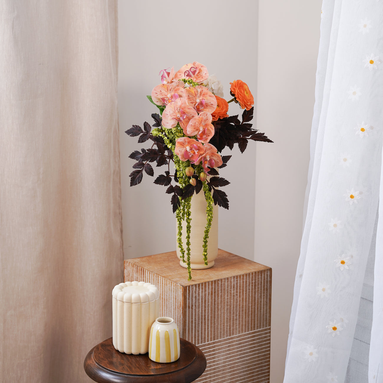 Bouquet de fleurs artificielles Agathe, vue de la composition dans un grand vase élégant - Flowrette