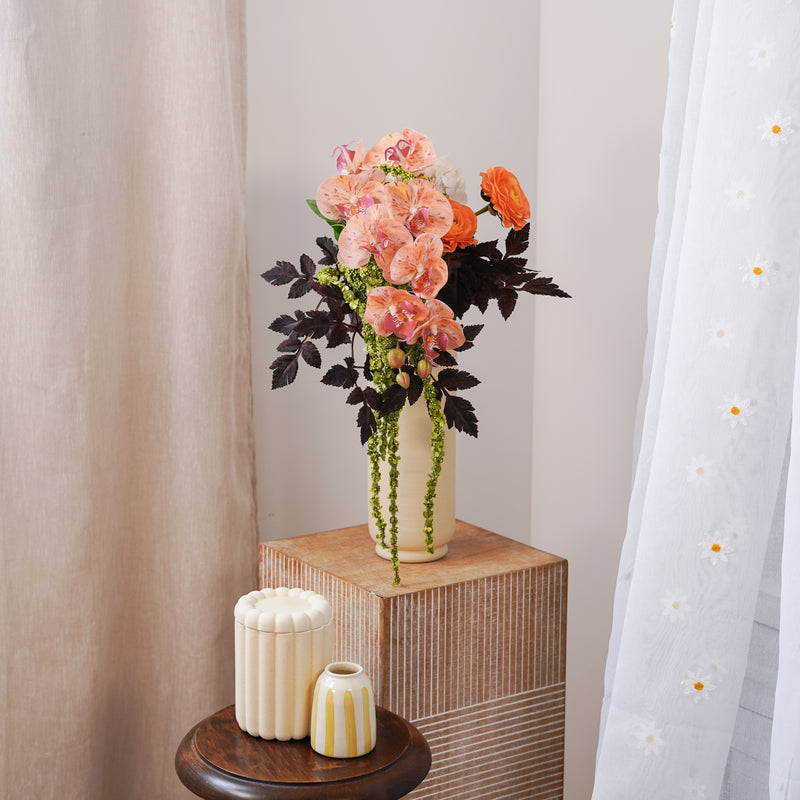 Bouquet de fleurs artificielles Agathe, vue de la composition dans un grand vase élégant - Flowrette