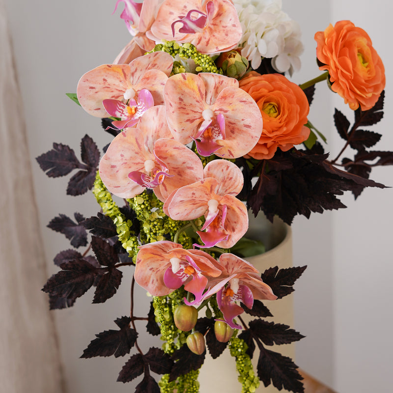 Bouquet de fleurs artificielles Agathe, gros plan sur l'orchidée - Flowrette