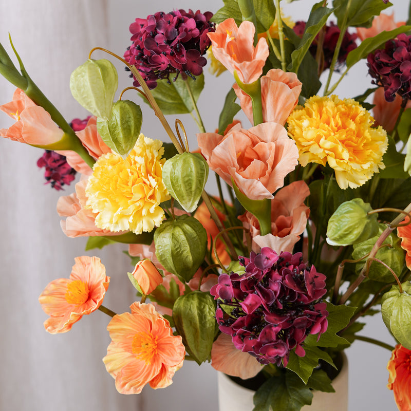Bouquet de fleurs artificielles Bénédicte, gros plan sur les fleurs jaunes, oranges et rouge - Flowrette