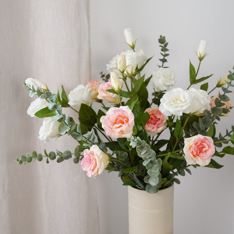 Bouquet de fleurs artificielles Marie, gros plan sur les fleurs pastel - Flowrette