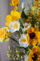 Bouquet de fleurs artificielles Marine, gros plan sur les fleurs jaunes - Flowrette