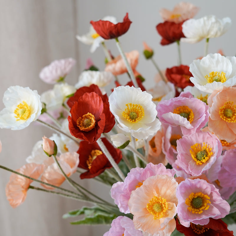 Bouquet artificiel Siloé, gros plan sur les fleurs pastel - Flowrette