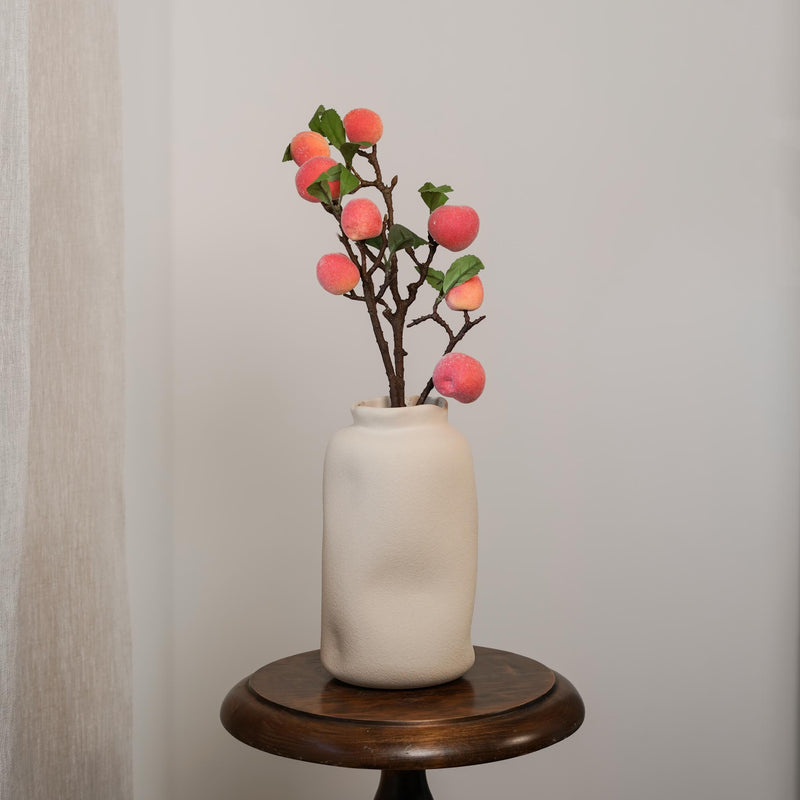 Branche de pêches artificielle, vue des tiges à l'unité dans un vase élégant - Flowrette