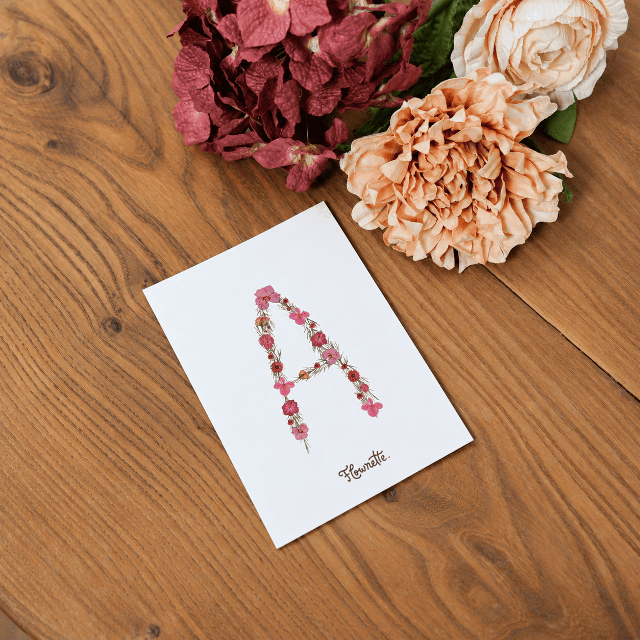 Carte postale herbier lettre rose, initiale fleurie tons rose et vert tendre - Flowrette