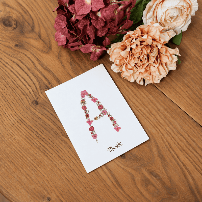 Carte postale herbier lettre rose, initiale fleurie tons rose et vert tendre - Flowrette