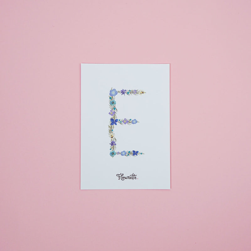 Carte postale herbier lettre bleu, initiale fleurie tons bleu et vert - Flowrette