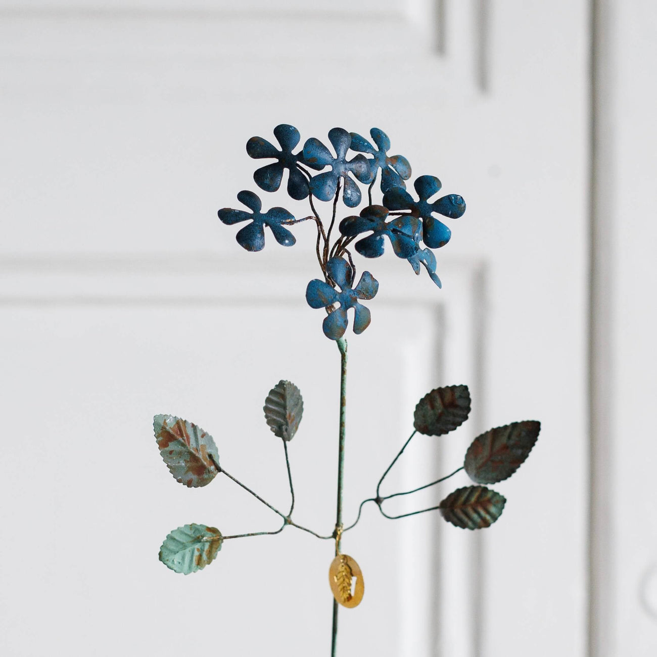 Fleur en laiton Kalika bleue, fleur décorative artisanale tons bleus vue de face - Flowrette