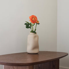 Renoncule orange artificielle, vue d'ensemble tige et feuillage réaliste - Flowrette