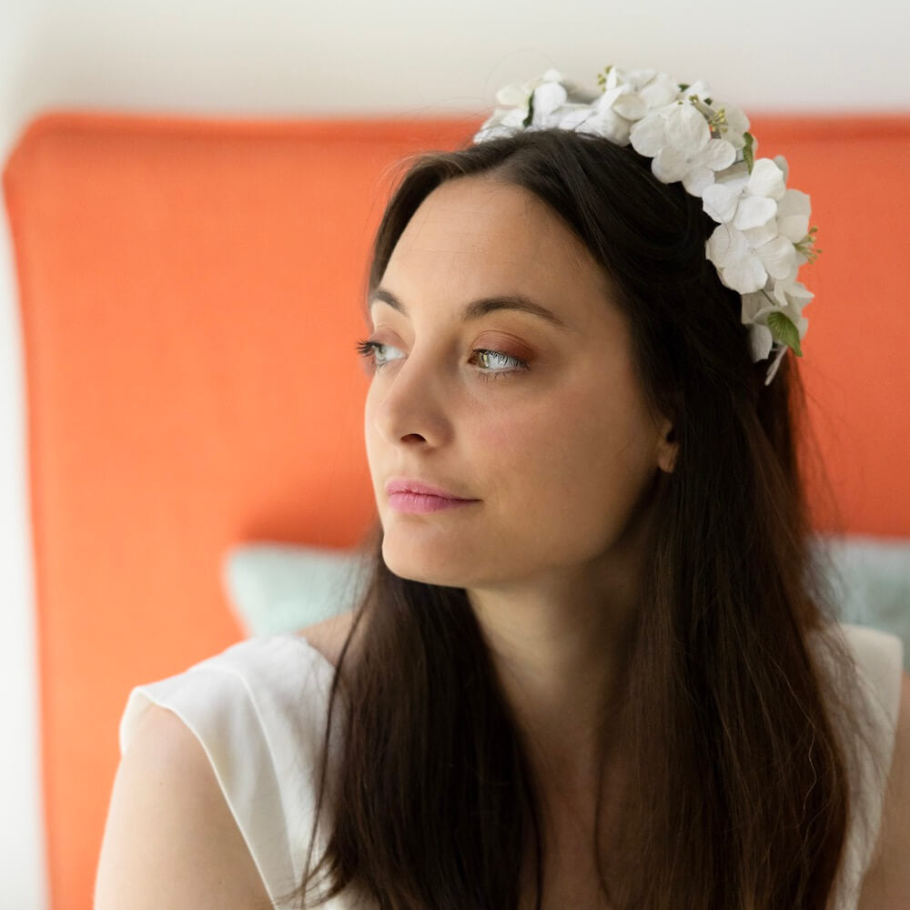 Serre-tête en papier blanc et vert, accessoire de mariée vue d'ensemble - Flowrette
