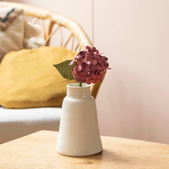 Petit hortensia en papier bordeaux artisanal, vue d'ensemble - Flowrette