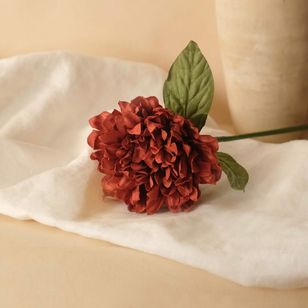 Dahlia en papier rouge foncé