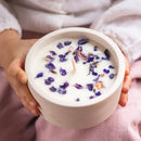 Bougie fleurie au lilas artisanale, vue en situation - Flowrette