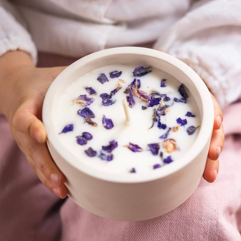 Bougie fleurie au lilas artisanale, vue en situation - Flowrette