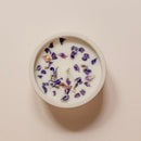 Bougie fleurie parfumée au lilas décorée de fleurs séchées, vue de face - Flowrette