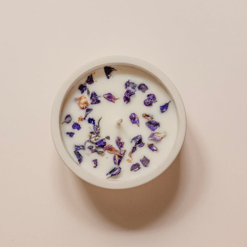 Bougie fleurie parfumée au lilas décorée de fleurs séchées, vue de face - Flowrette