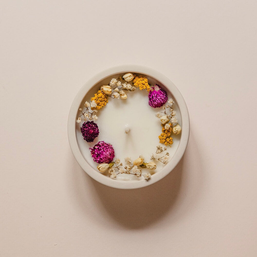 Bougie fleurie parfumée à la figue décorée de fleurs séchées, vue de face - Flowrette