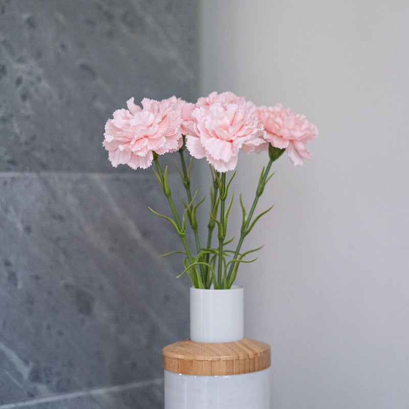Oeillet artificiel rose poudré, détail des pétales frangés aux tons pastel - Flowrette