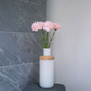 Oeillet artificiel rose poudré, vue de profil montrant la tige et les feuilles - Flowrette