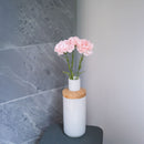 Oeillet artificiel rose poudré, gros plan sur le cœur frangé de la fleur - Flowrette