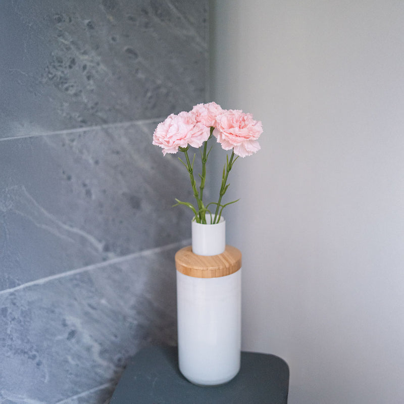 Oeillet artificiel rose poudré, gros plan sur le cœur frangé de la fleur - Flowrette