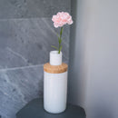 Oeillet artificiel rose poudré, mise en scène dans un soliflore décoratif - Flowrette