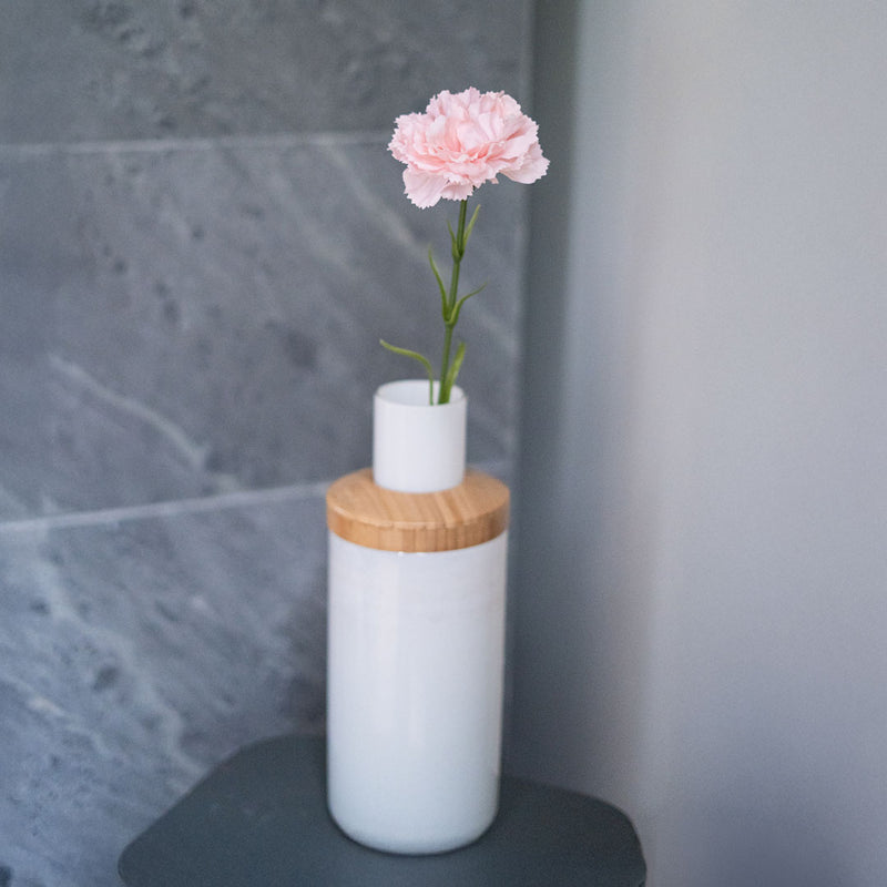 Oeillet artificiel rose poudré, mise en scène dans un soliflore décoratif - Flowrette