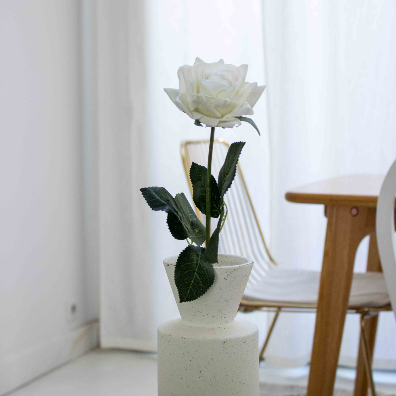 Petite rose blanche artificielle real touch à la tige x1, fausse fleur réaliste, déco florale intérieure