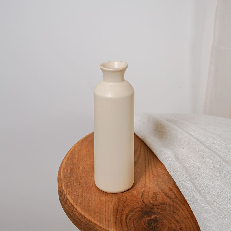 vase Ulysse : un vase bouteille en céramique blanche
