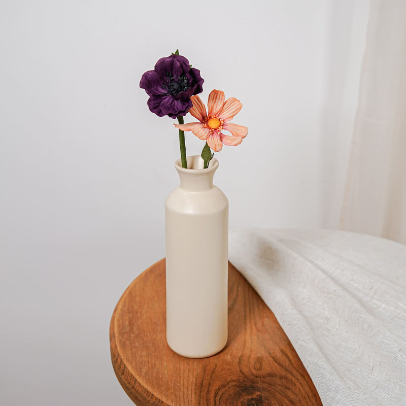 vase Ulysse : un vase bouteille en céramique blanche
